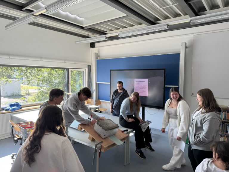 Primary Education Students Learn About Glaciers and Experience the Project