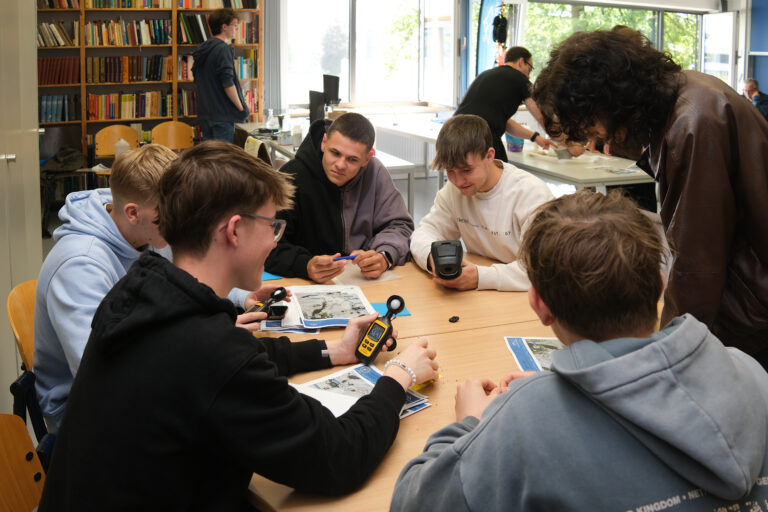 Advanced Chemistry Students from EVAU (Siegen) Visit the Glacier Laboratory